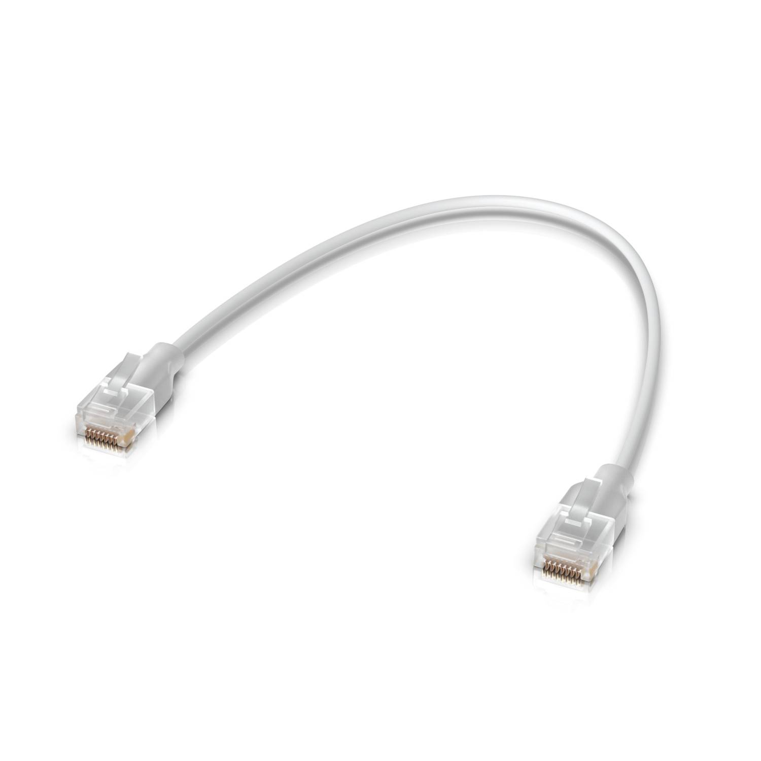 Bílý ethernetový síťový kabel se konektory RJ45 na obou koncích, zakřivený na jednoduchém pozadí.