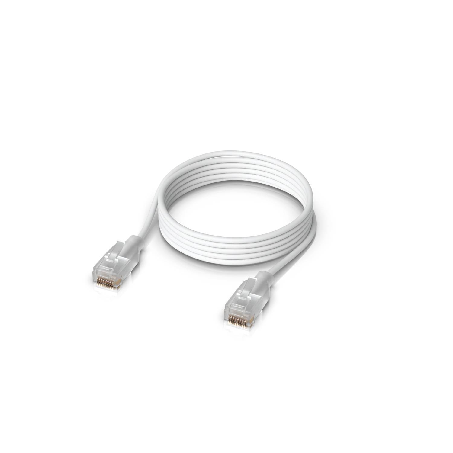 Stočený bílý síťový kabel Ethernet s konektory RJ45 na obou koncích na bílém pozadí.