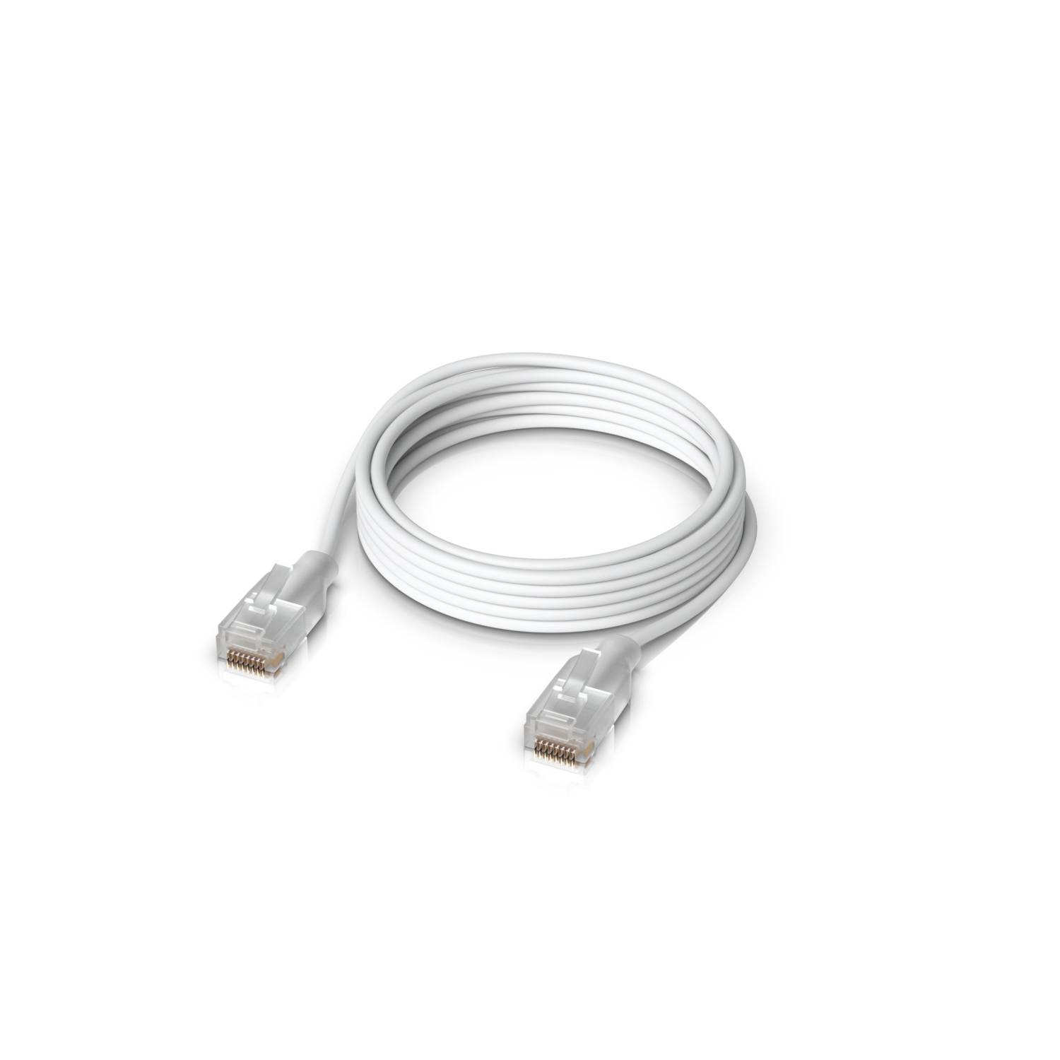 Stočený bílý ethernetový kabel s konektory RJ45 na obou koncích, zobrazený na prostém bílém pozadí.