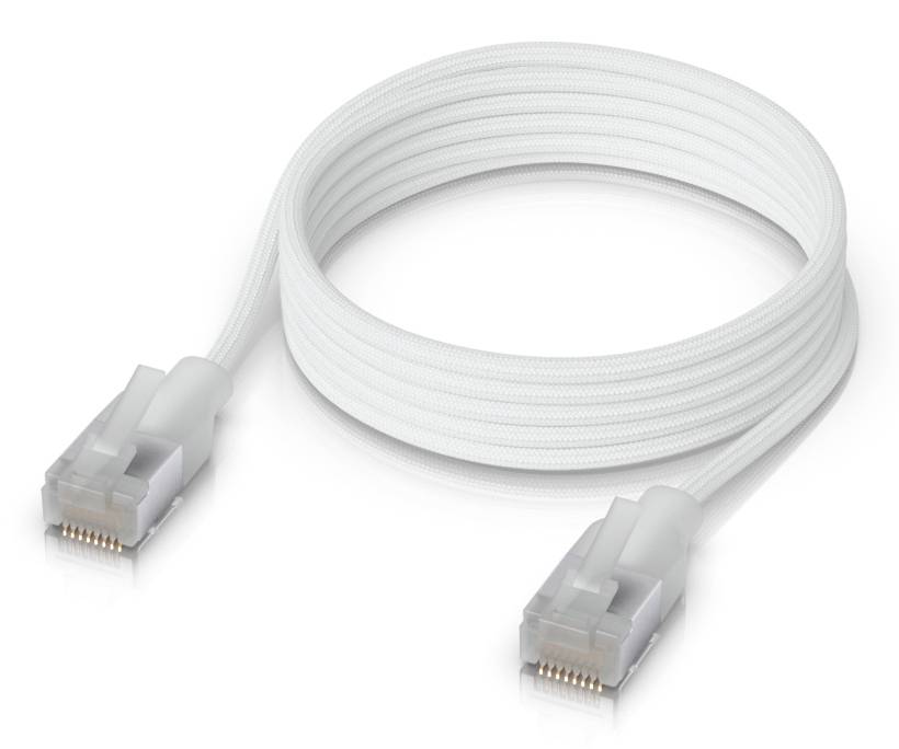 Bílý síťový kabel Ethernet s konektory RJ45 na obou koncích, navinutý na prostém pozadí.