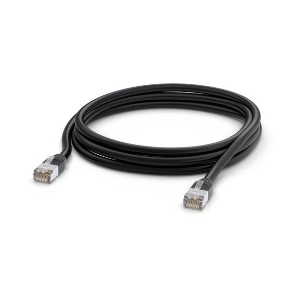 Stočený černý Ethernetový kabel se dvěma konektory RJ45 na bílém pozadí.