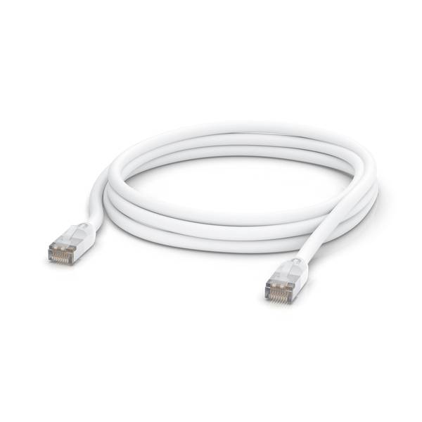 Bílý ethernetový síťový kabel se konektory RJ45 na obou koncích, svinutý na hladkém bílém pozadí.