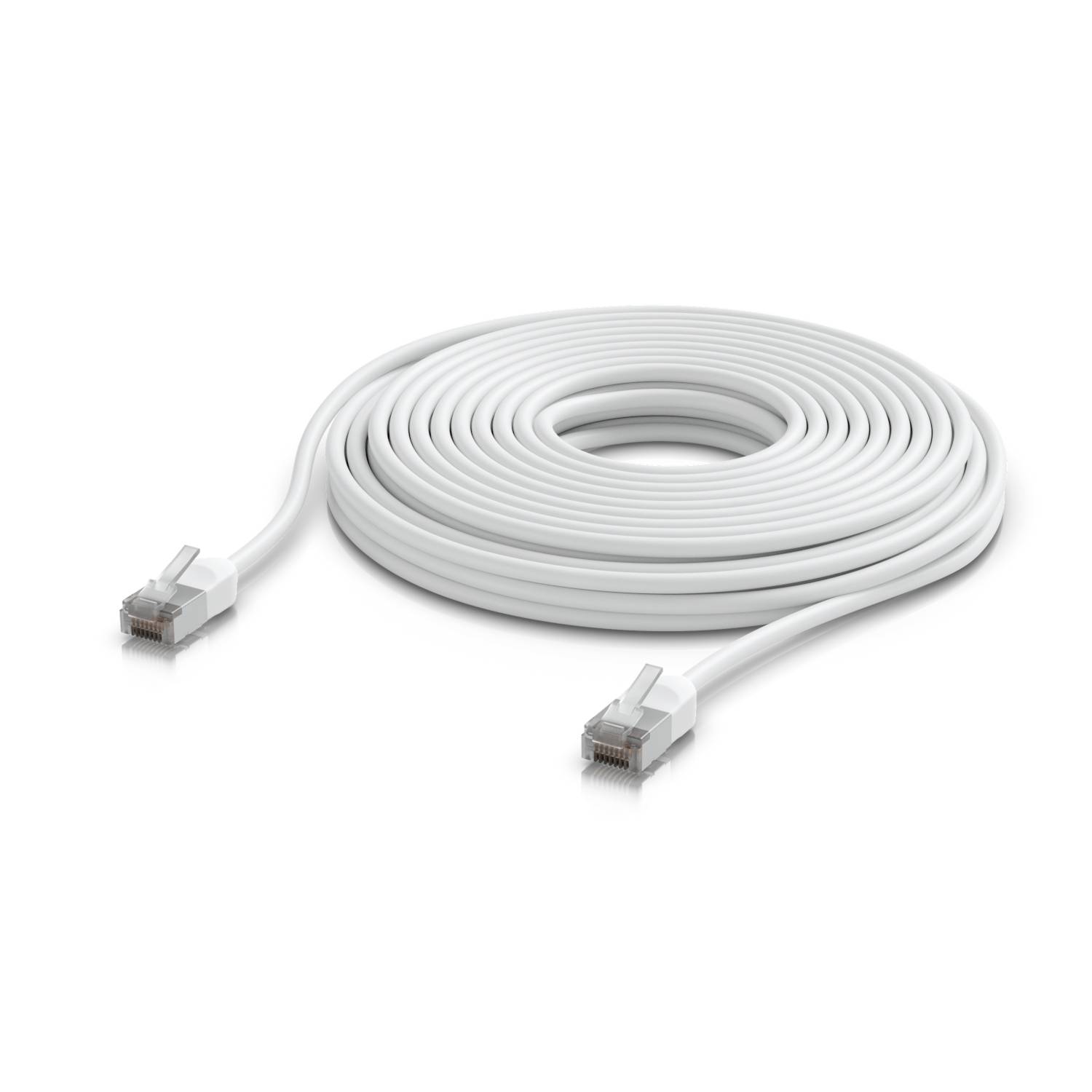 Vinutý bílý ethernetový kabel se dvěma konektory RJ45 na jednoduchém bílém pozadí.