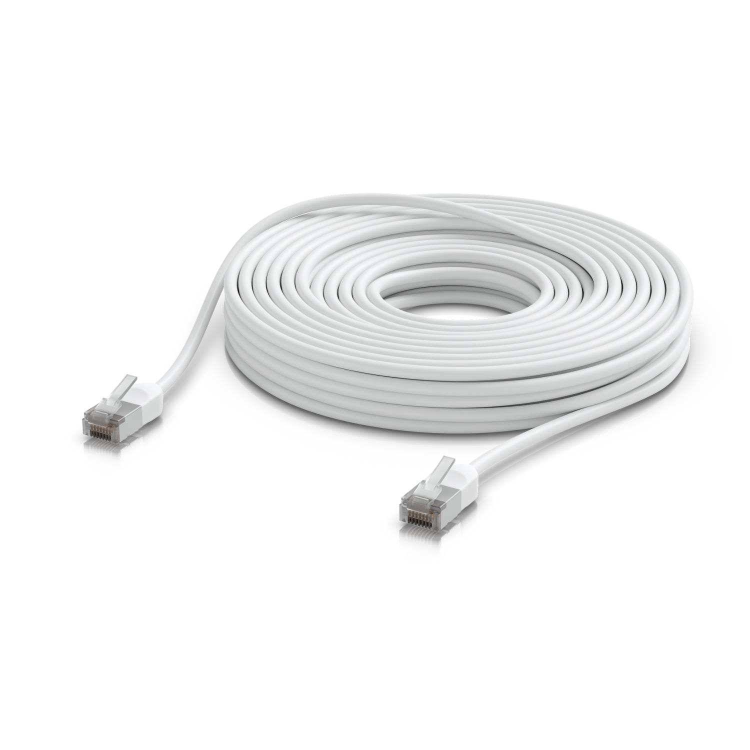 Stočený bílý ethernetový kabel s konektory RJ45 na obou koncích na bílém pozadí.