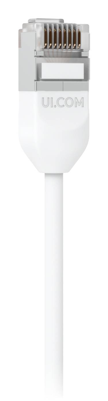 Bílý ethernetový kabel se konektorem RJ45 zobrazený na jednobarevném pozadí.