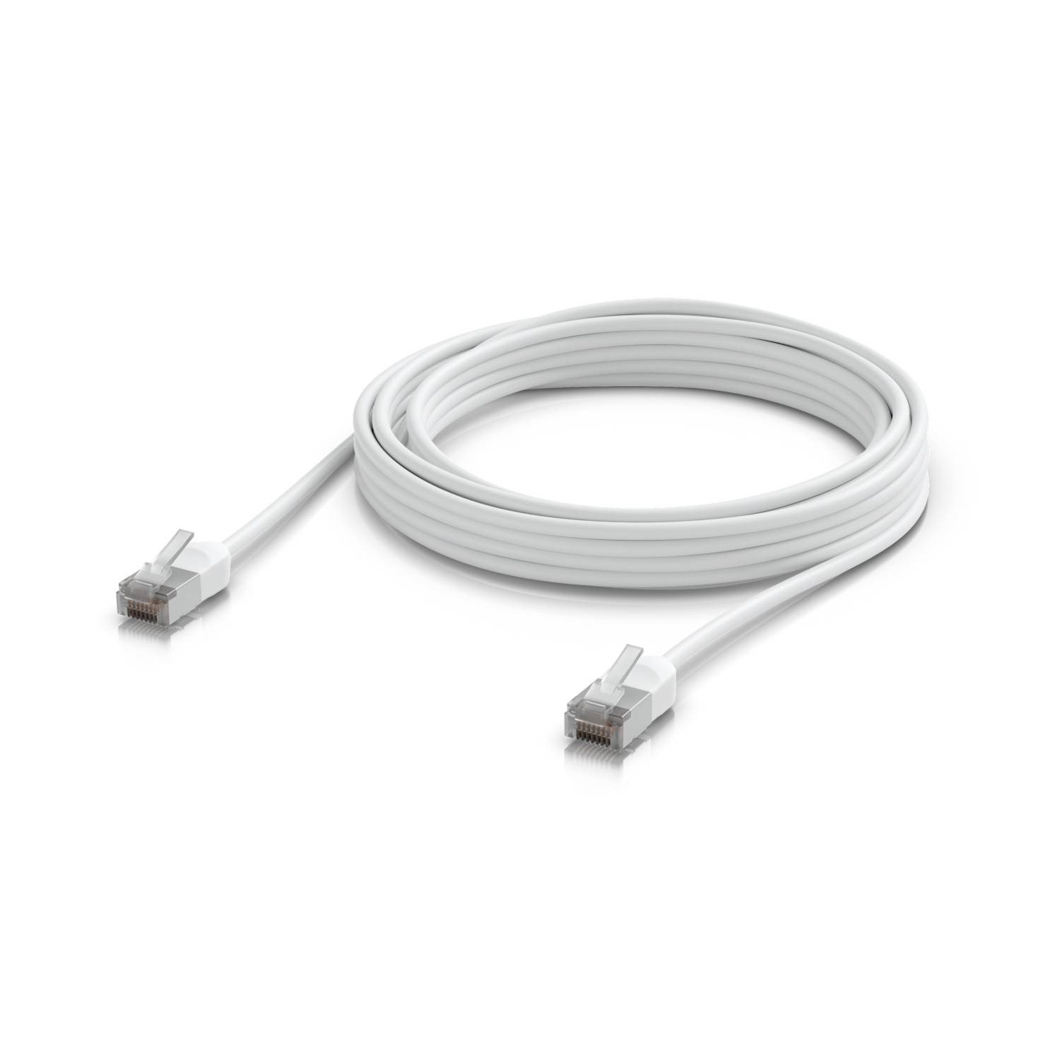 Bílý ethernetový kabel se konektory RJ45, svinutý na jednobarevném bílém pozadí.