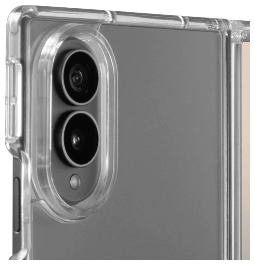 Detailní záběr na smartphone v průhledném ochranném pouzdru, ukazující duální zadní fotoaparát a blesk na šedém zadním panelu.