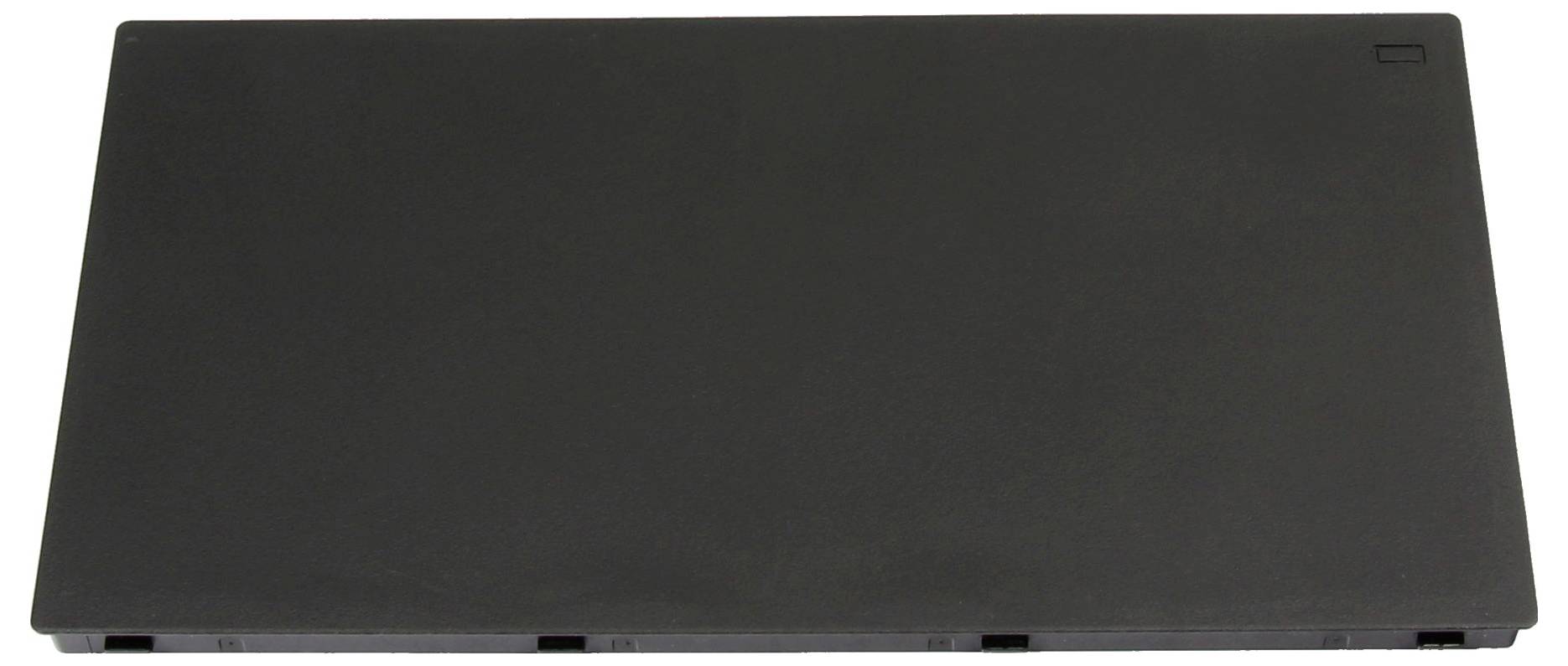 Uzavřený černý laptop videný z nadhledu, ukazující hladkou matný povrch s malým detailem závěsu.