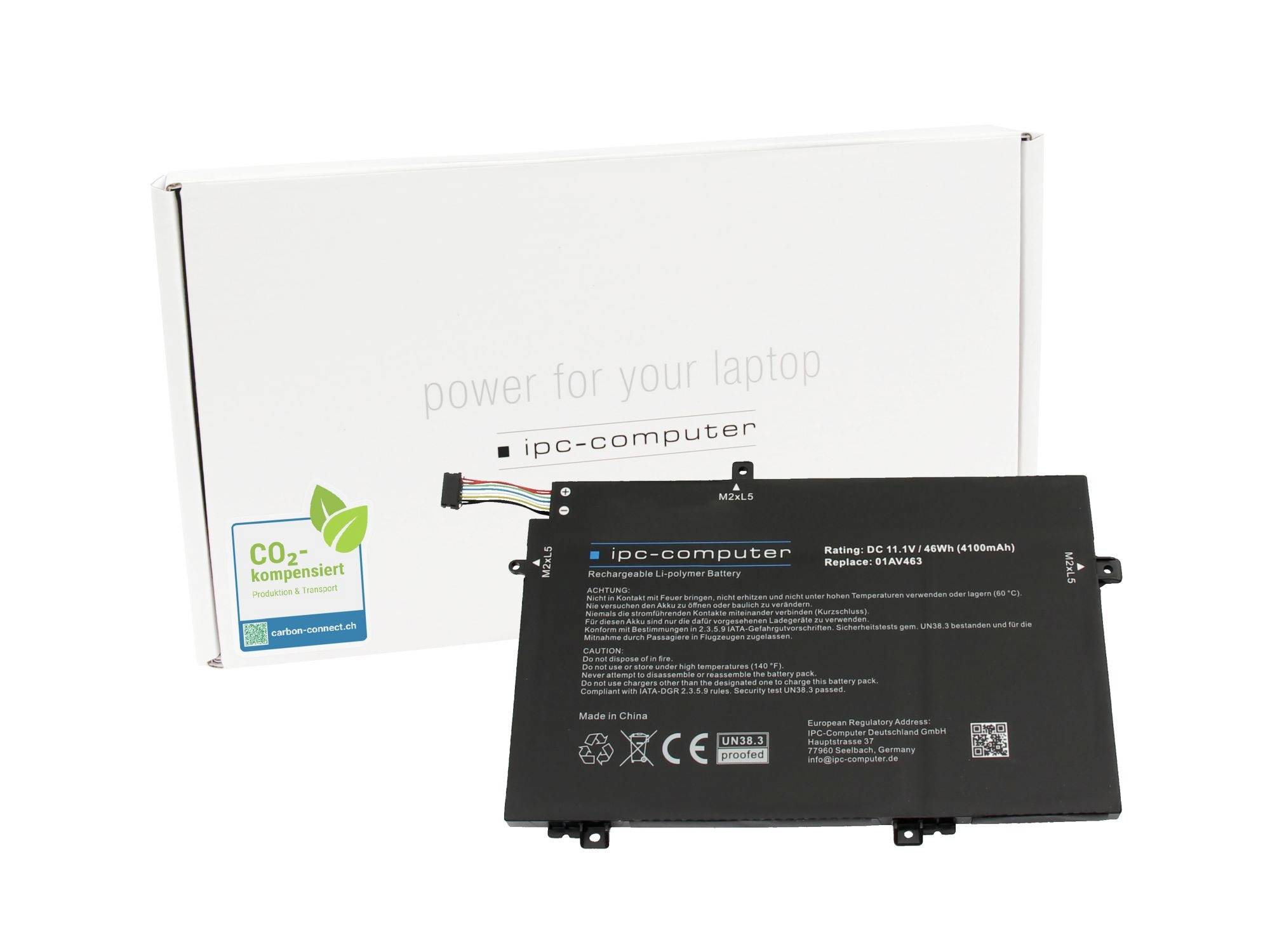 Černý akumulátor notebooku umístěný před bílou skříní IPC-počítače s nápisem „power for your laptop" a „CO2-kompensiert".