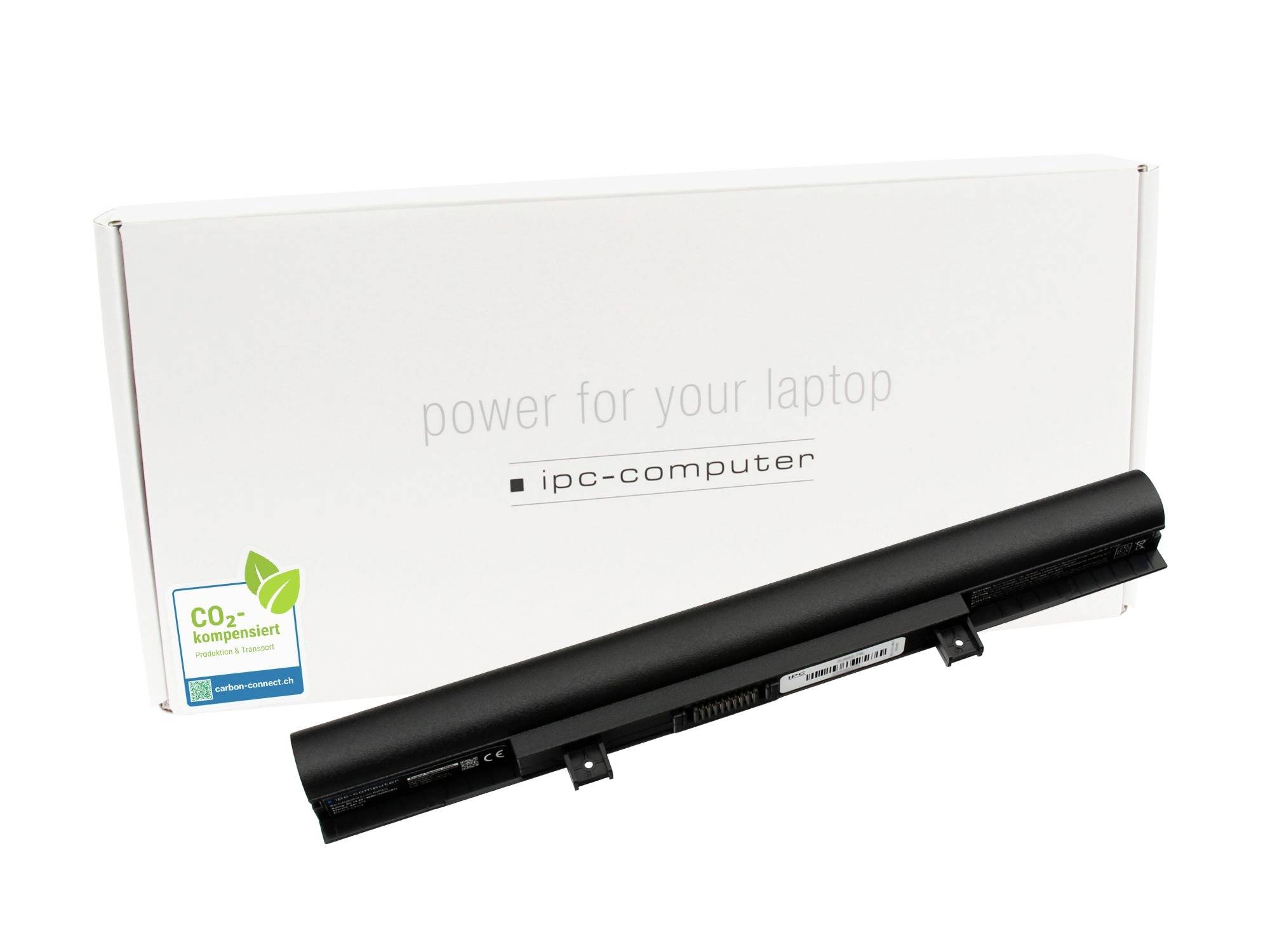 Černý bateriový balíček pro laptop umístěný před bílou krabicí označenou "power for your laptop" a "ipc-computer", s nálepkou "CO2 kompensiert".