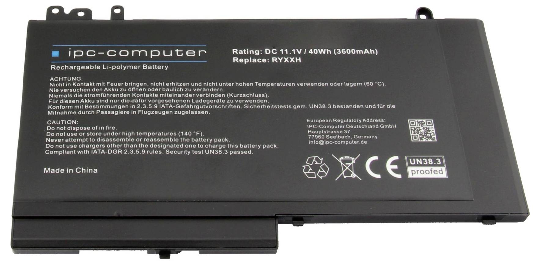 Černý bateriový pack pro přenosný počítač označený "ipc-computer" se specifikacemi a bezpečnostními symboly vytištěnými na pouzdře.