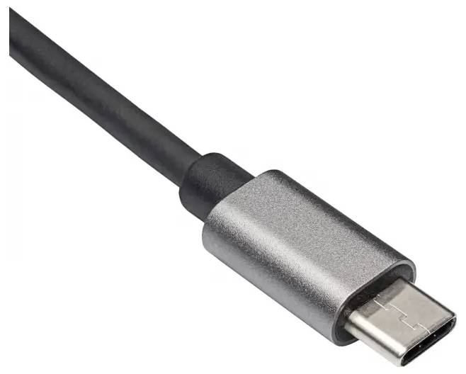 Detailní záběr na konektor kabelu USB-C s černým kabelem a stříbrnou kovovou zástrčkou na bílém pozadí.