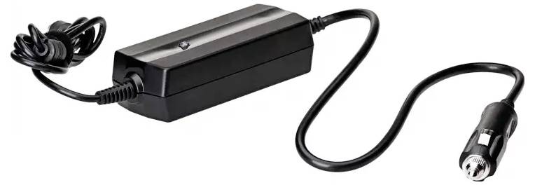 Černý AC adaptér se připojeným kabelem a konektorem zapalovače v autě na bílém pozadí
