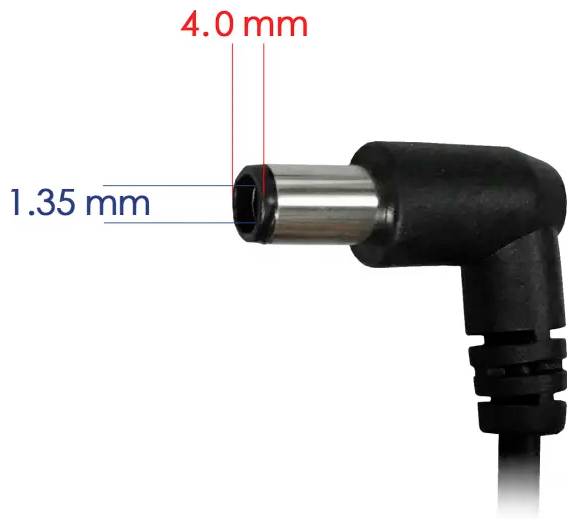 Detailní snímek pravoúhlého konektoru stejnosměrného napájení s označením 4,0 mm vnějšího průměru a 1,35 mm vnitřního průměru.