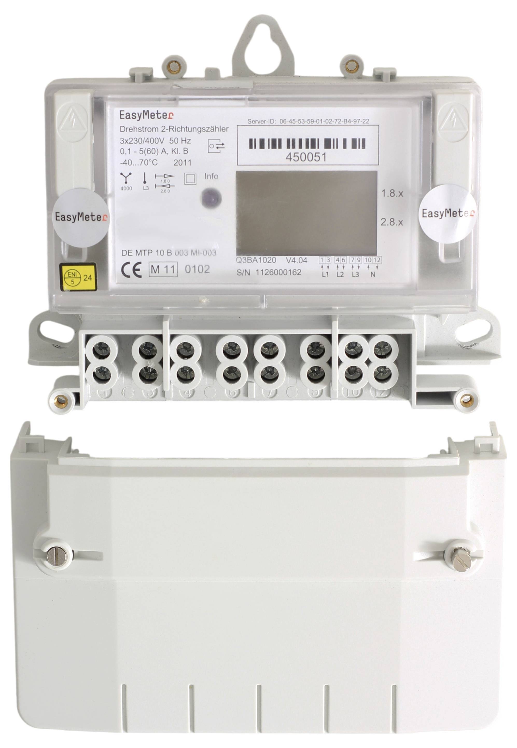 Produktová fotografie elektroměru EasyMeter s odstraněným bílým krytem, která ukazuje ciferník měřiče, štítek s čárovým kódem a svorkovnici.