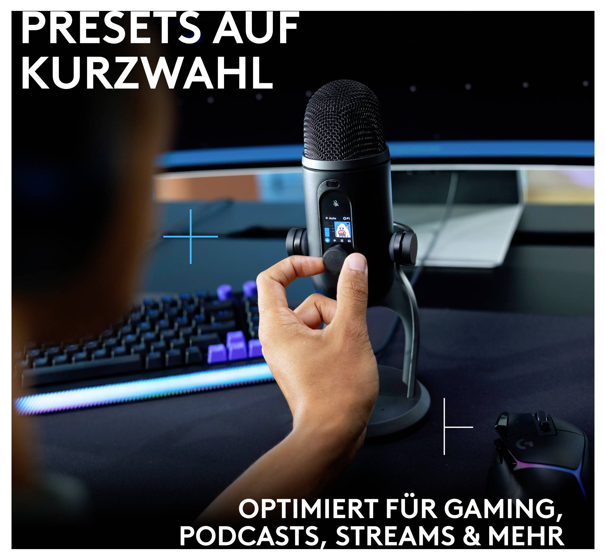 Osoba upravující mikrofon na herním stole; text říká „PŘEDVOLBY NA ZKRATCE" a „OPTIMALIZOVÁNO PRO GAMING, PODCASTY, STREAMY A VÍCE".