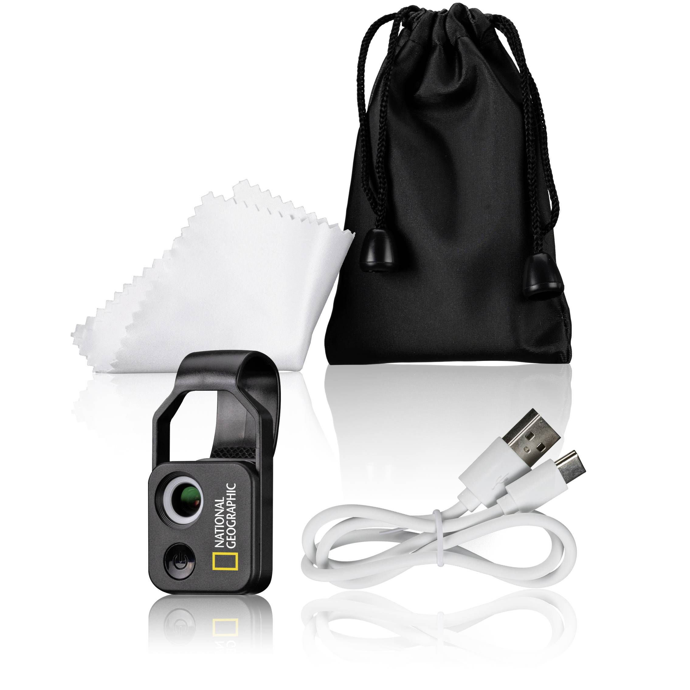 Sada akční kamery National Geographic s černým pytlíkem na tažení, čistícím hadříkem a USB nabíjecím kabelem na bílém pozadí.