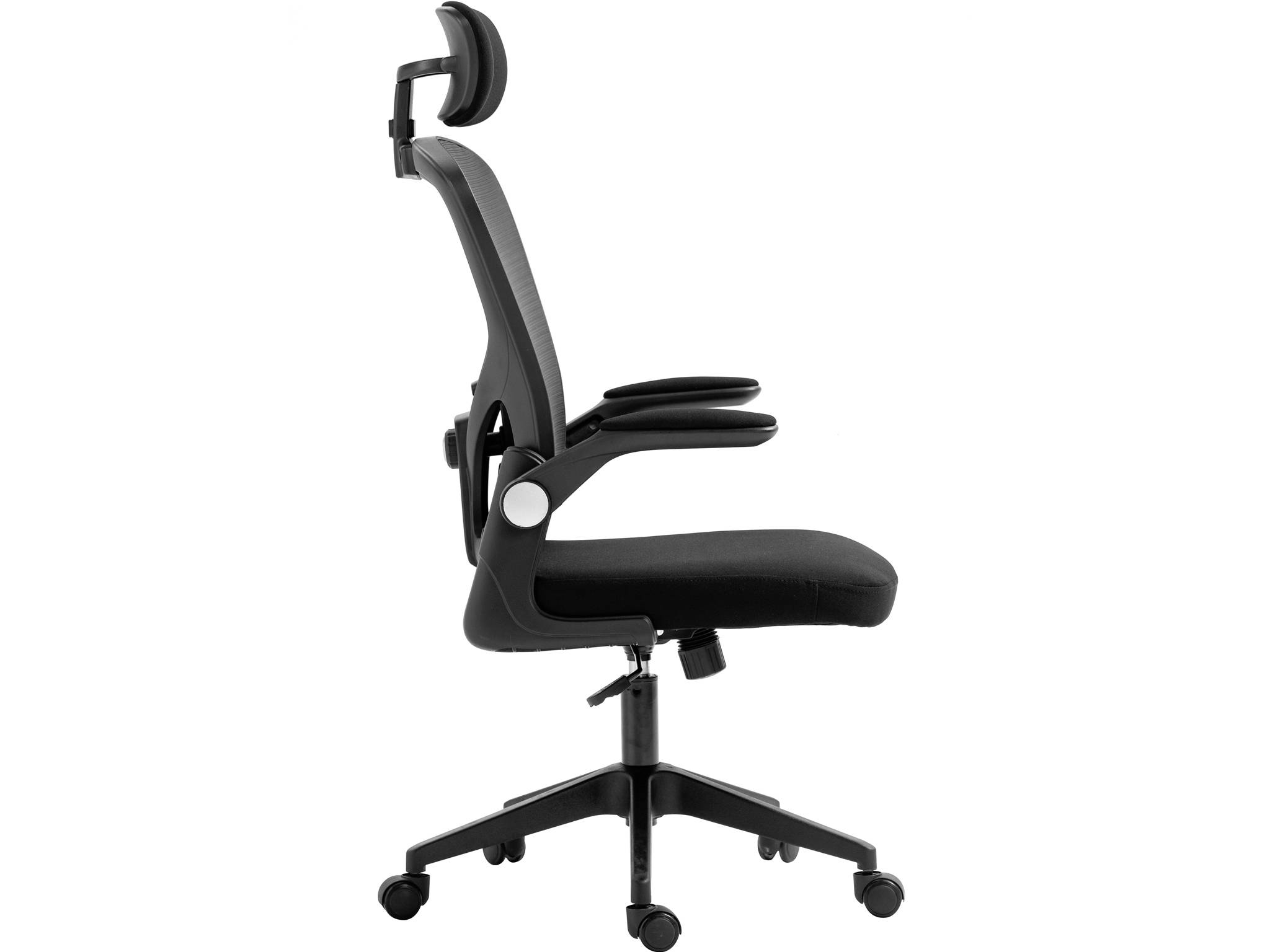 Černá ergonomická kancelářská židle v bokovém pohledu s opěrkou na hlavu, zakřiveným opěradlem, područkami, polstrovaným sedákem a pětikolovým podstavcem.