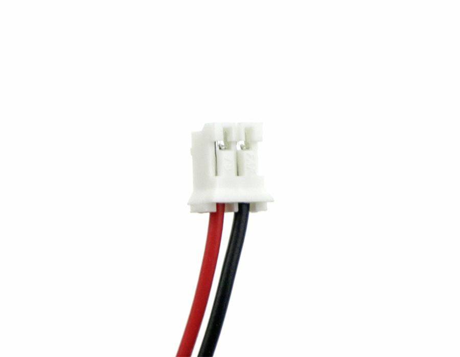 Bílý dvoupólový elektrický konektor s červeným a černým vodičem na jednolitém bílém pozadí.