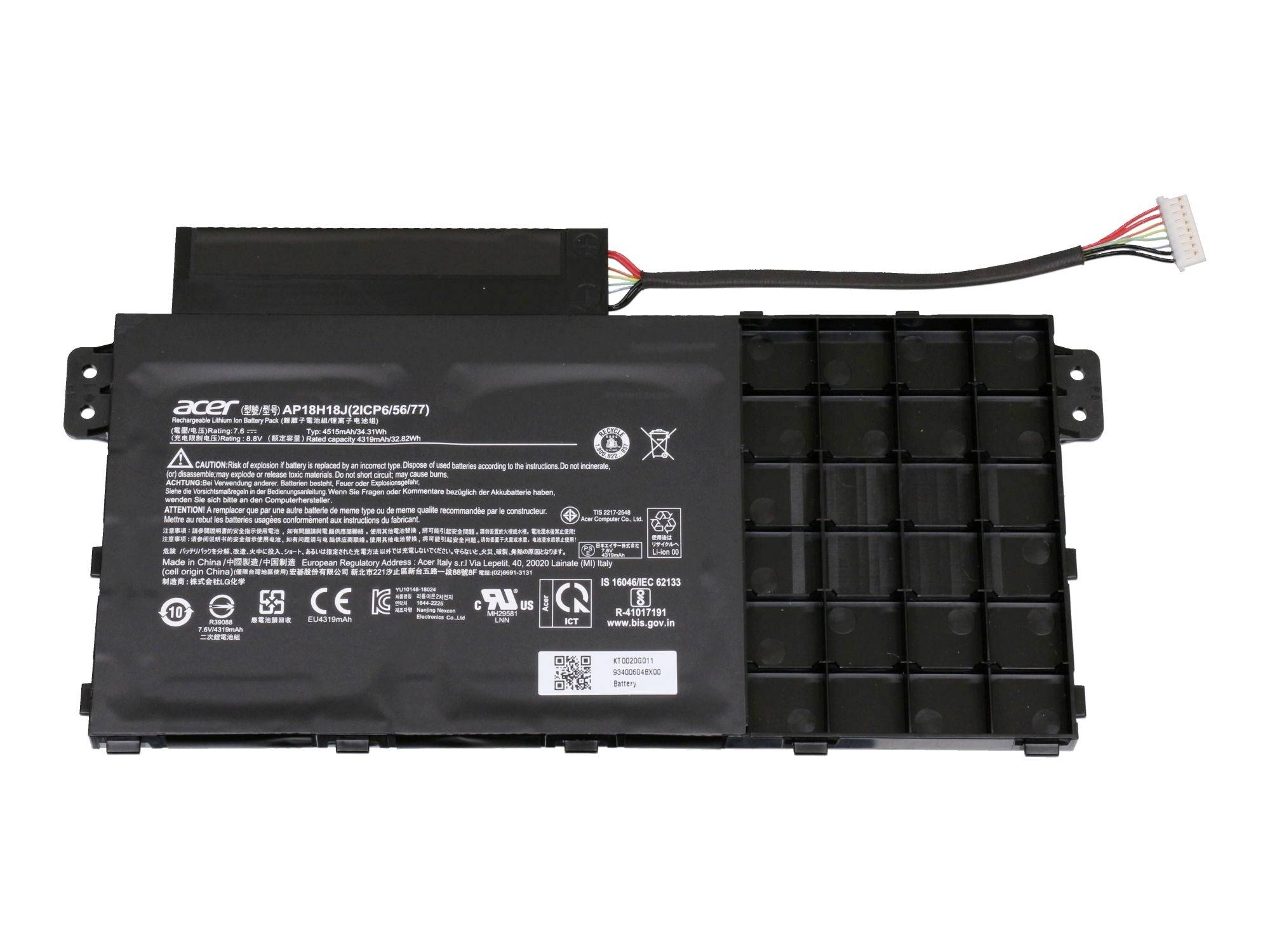 Černý notebook Acer s baterií, připojovacím kabelem a bílou zástrčkou, zobrazený na bílém pozadí.