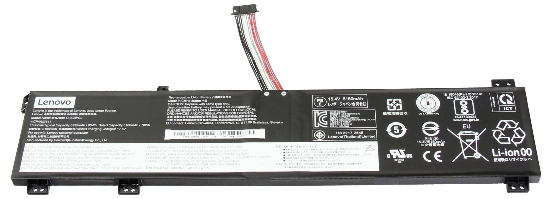 Bateriový balíček notebooku Lenovo s připojeným napájecím kabelem a regulačními štítky, zobrazený na bílém pozadí.