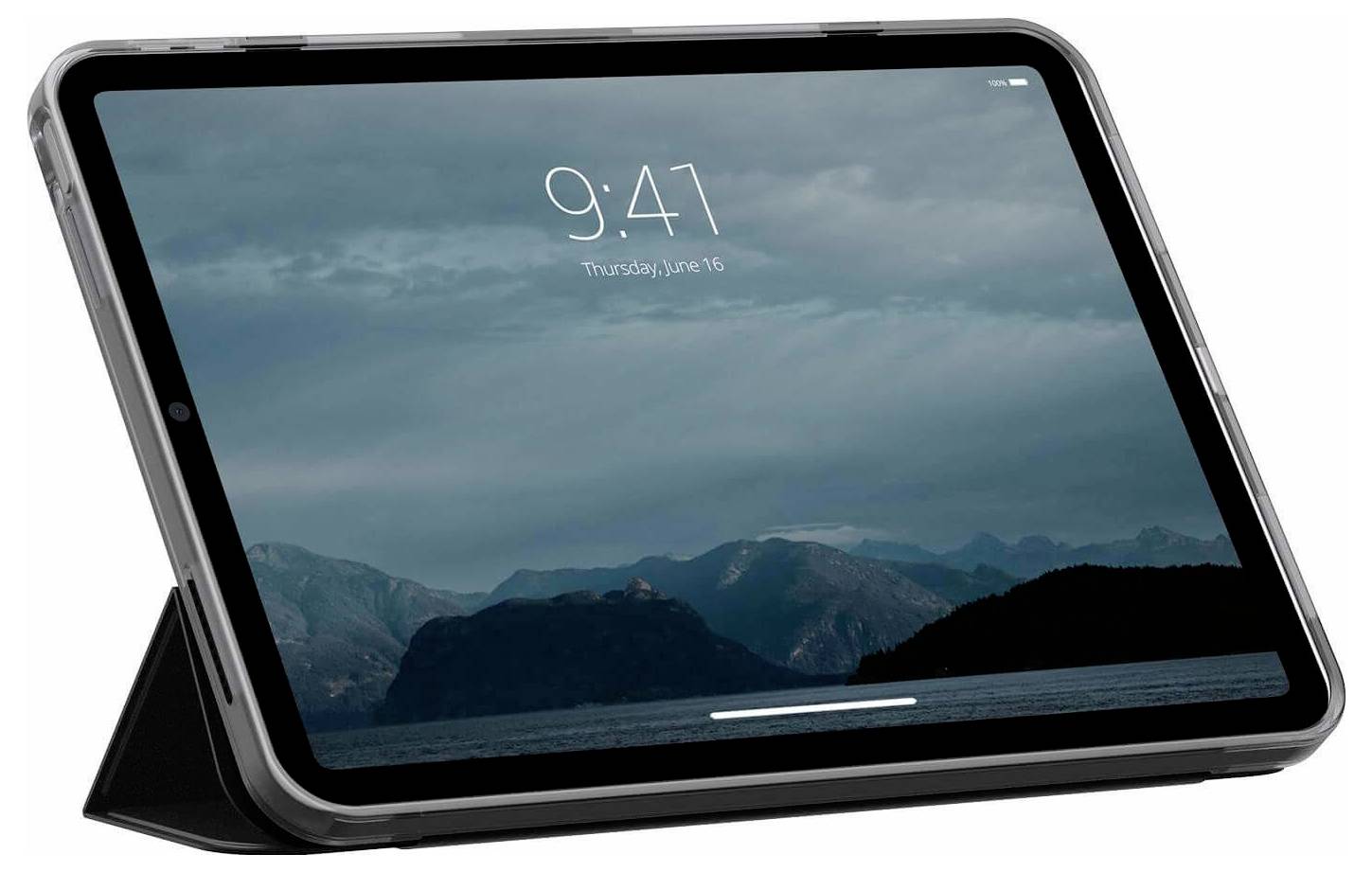 Tablet v černém pouzdře s klopou na stojanu, zobrazující obrazovku zamčení s časem „9:41" a tapetou s horskou krajinou.