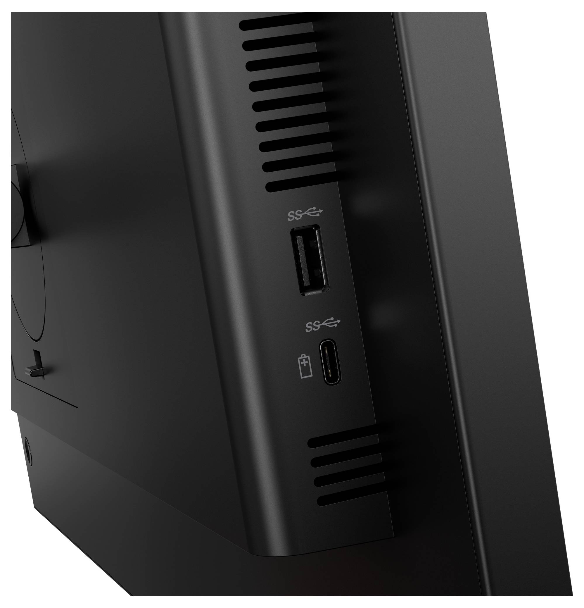 Detailní snímek okraje černého zařízení ukazující porty USB-A a USB-C označené SS s ventilačními otvory.