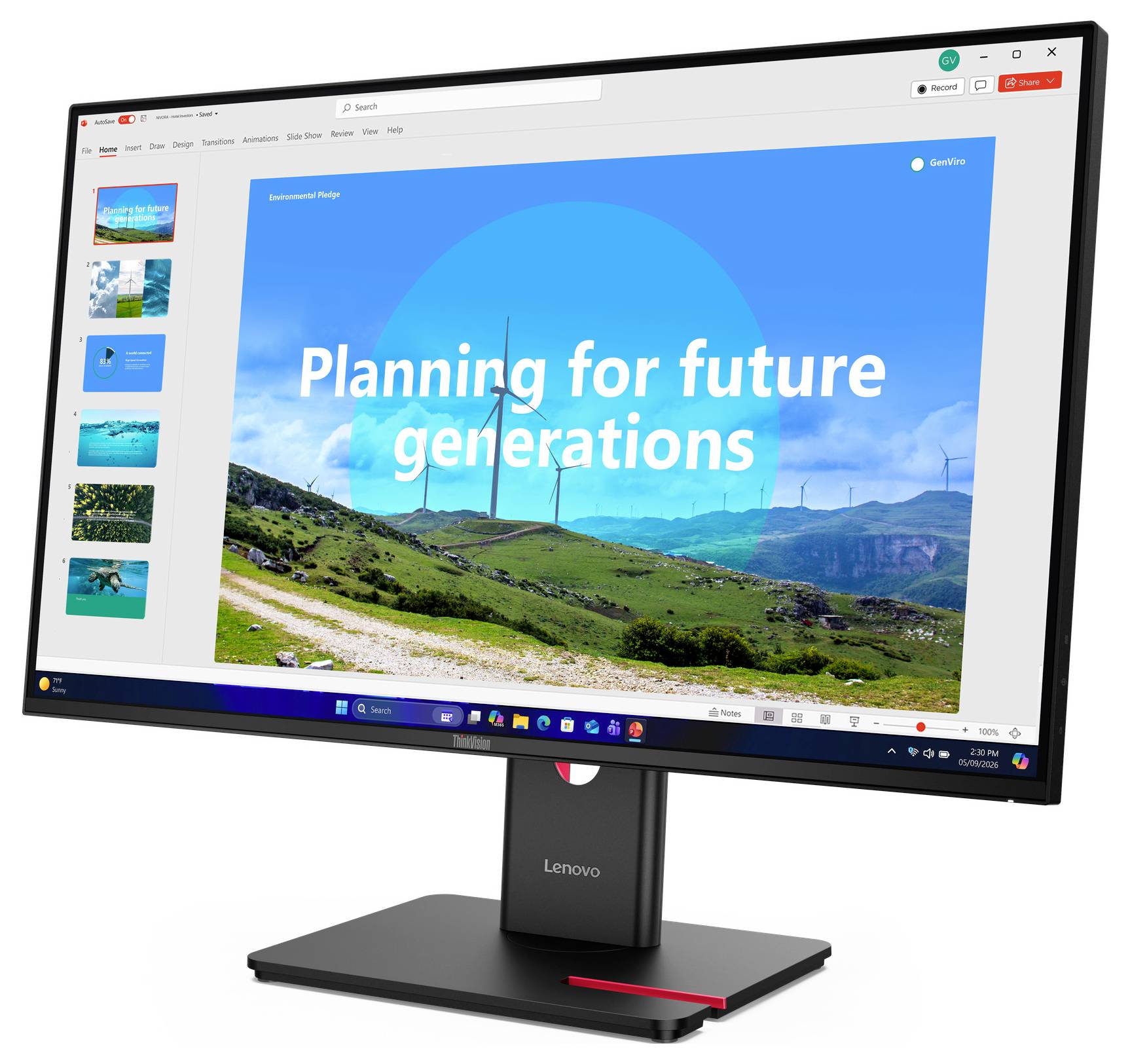 Lenovo monitor zobrazující prezentační snímek s názvem "Plánování pro budoucí generace" na pozadí zeleného krajiny s větrným turbínami.