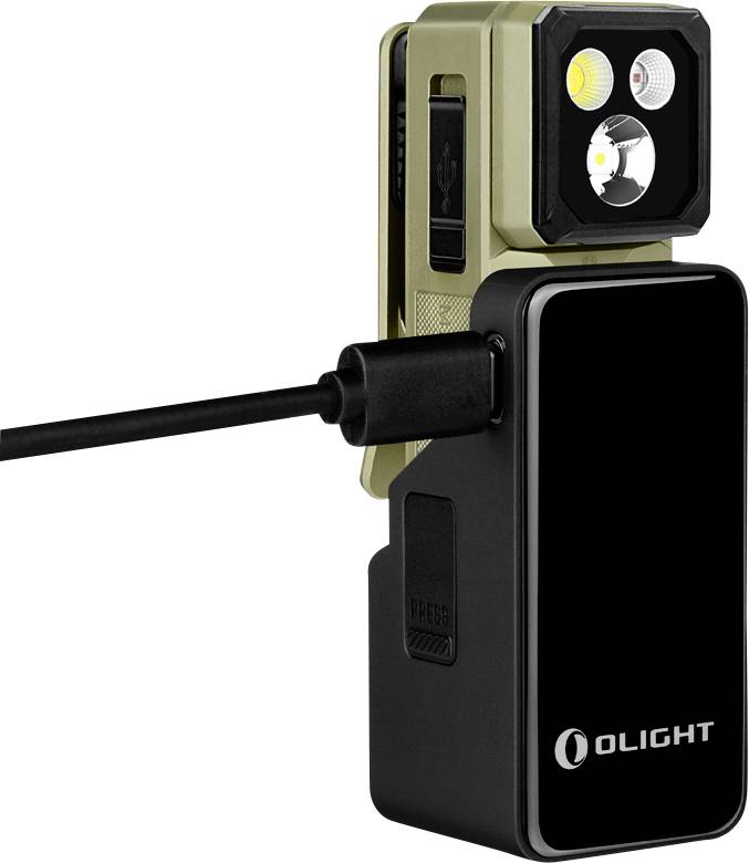 Přenosná nabíječka Olight s USB kabelem zapojeným do kompaktního zařízení podobného svítilně ve zlaté a černé barvě.