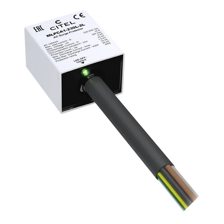 Bílý elektrický přepěťový chránič s připojeným kabelem a zeleným kontrolním světlem, zobrazený na jednobarevném pozadí.