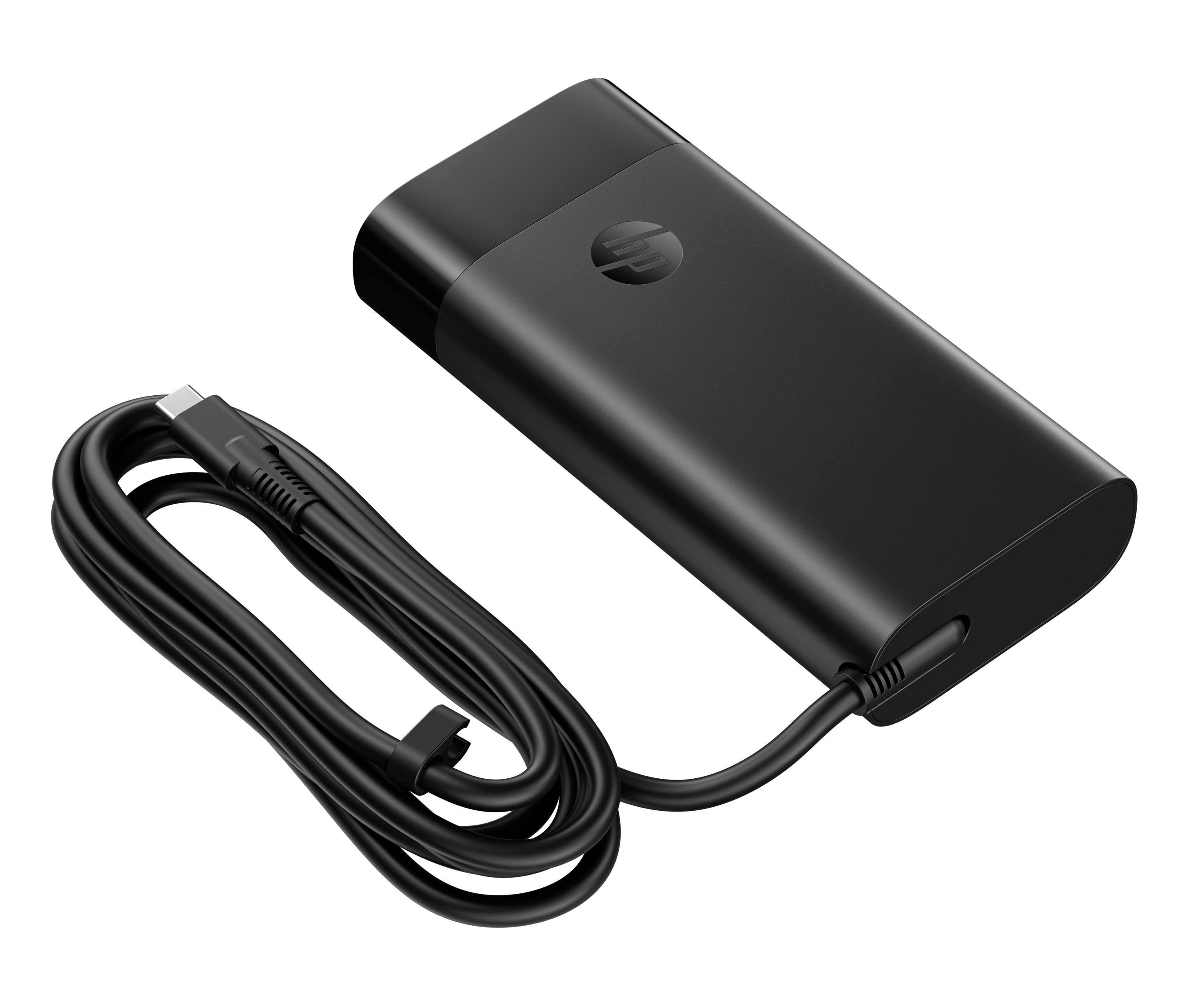 Černá přenosná powerbanка s vestavěným USB kabelem, zobrazená na bílém pozadí.