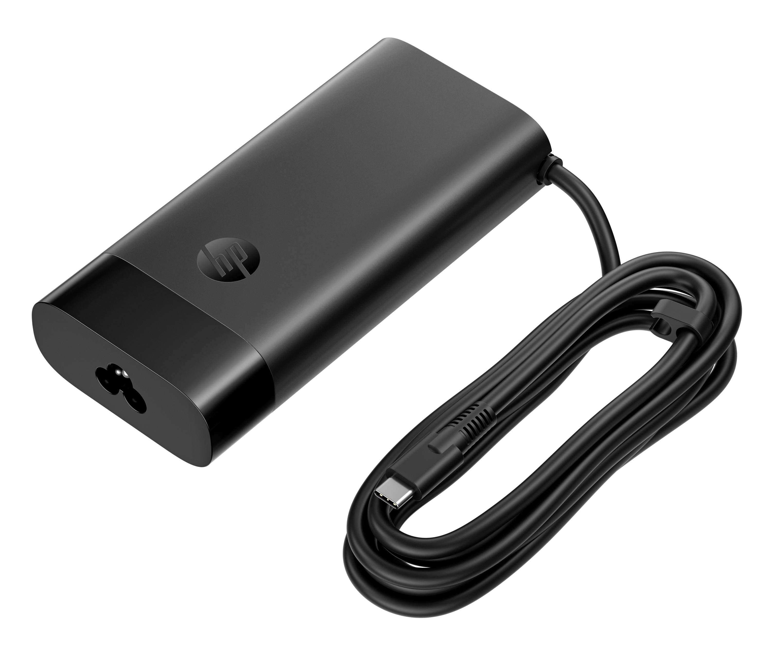 Černý napájecí adaptér HP s připojeným kabelem a konektorem USB-C na bílém pozadí
