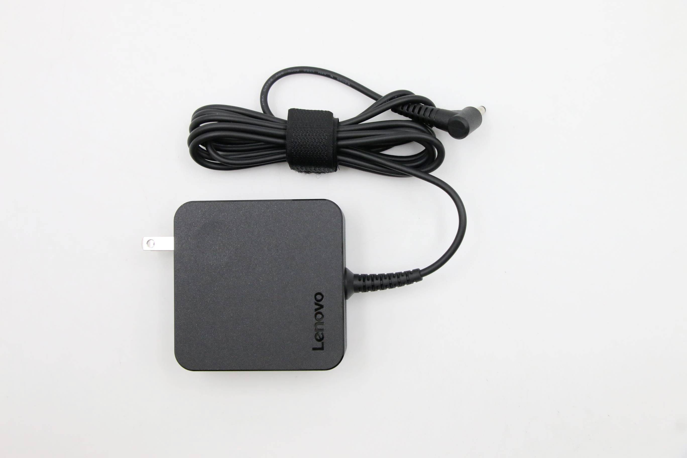 Adaptér napájení notebooků Lenovo s připojeným nabíjecím kabelem a zástrčkou na bílém pozadí.