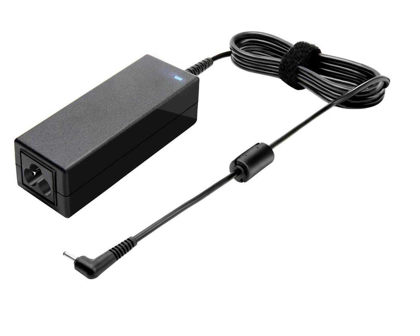 Černý napájecí adaptér pro notebook s připojeným kabelem a zásuvkou nabíjení v pravém úhlu na bílém pozadí.