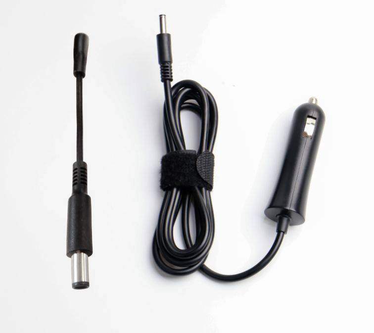 Kabel adaptéru 12V automobilového napájení se zástrčkou zapalovače cigaret a konektorem s kulatou zásuvkou, plus samostatný rozšiřující adaptér s kulatou zásuvkou na bílém pozadí.