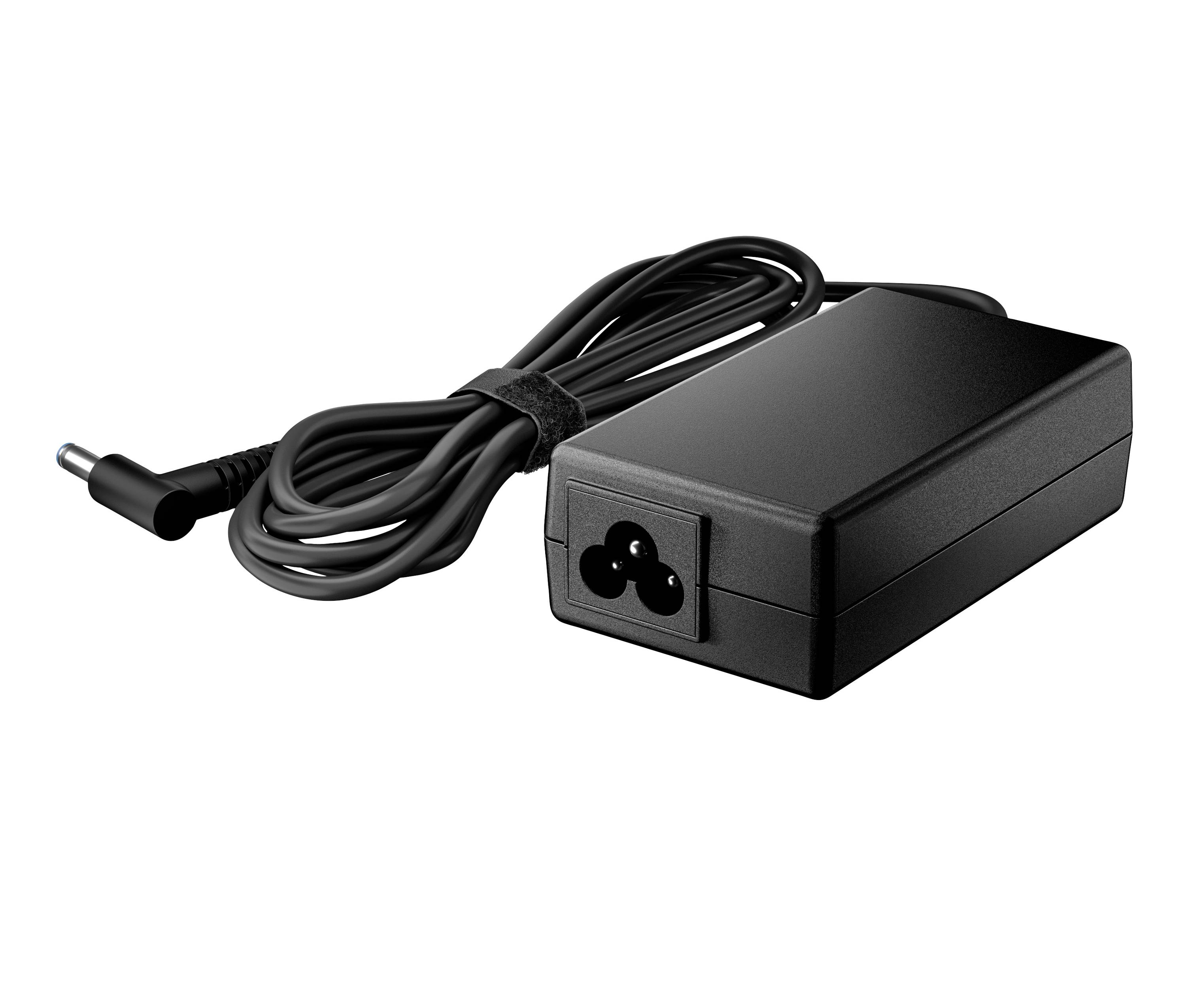 Černý adaptér na napájení notebooku s kroucením provázku a konektorem v pravém úhlu na bílém pozadí