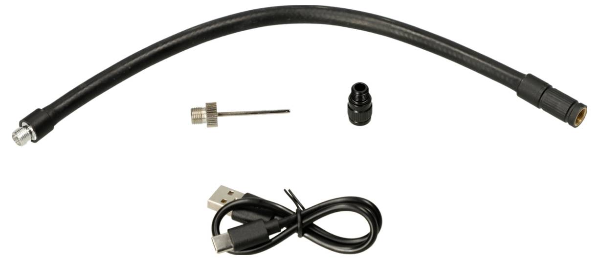 Černá pružná hadice s konektory, adaptér s jehlou, ventilový spoj a kabel USB pro nabíjení položený na bílém pozadí.