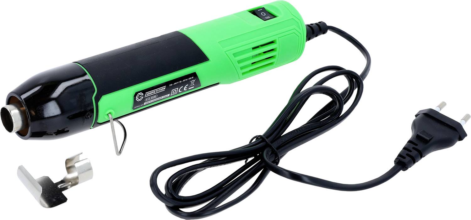 Zelená elektrická horkovzdušná pistole s kabelem, hubicí a dvěma vyměnitelnými nástavci na bílém pozadí.