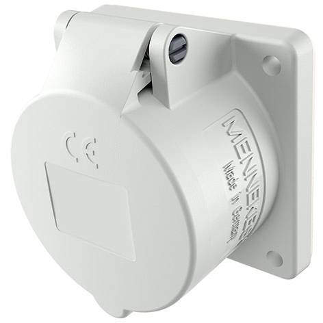 Bílá průmyslová elektrická zásuvka nebo nástěnný konektor s vyklápěcím kulatým krytem a čtvercovou montážní deskou.