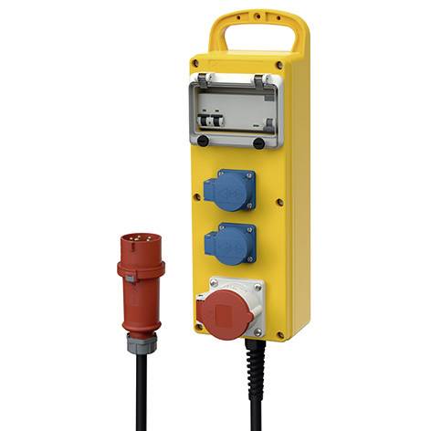 Žlutá přenosná elektrorozvodná skříň s rukojetí, jističem, dvěma modrými zásuvkami, červeným napájecím zdrojem a samostatným červeným vidlicí na kabelu