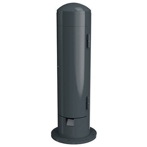Tmavě šedý válcový venkovní sloup nebo zarážka se zakulaceným vrcholem a základní deskou na bílém pozadí.