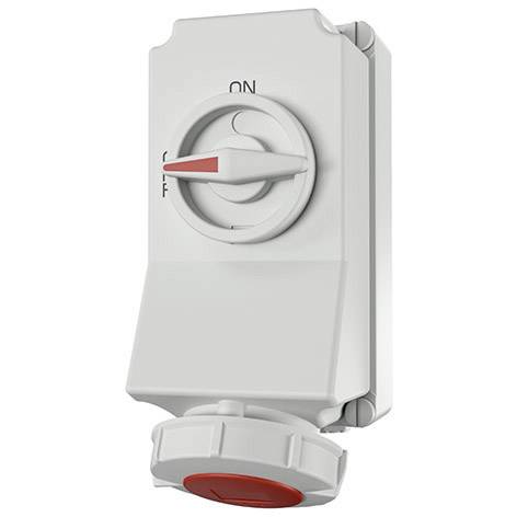 Bílá elektrická přípojka nastavená na "ZAPNUTO" nad krytým zásuvkovým připojením, pravděpodobně vodotěsná venkovní elektrická zásuvka.