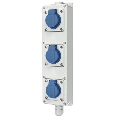 Bílá krabice elektrické zásuvky se třemi modrými krytými zásuvkami namontovanými svisle na přední straně.