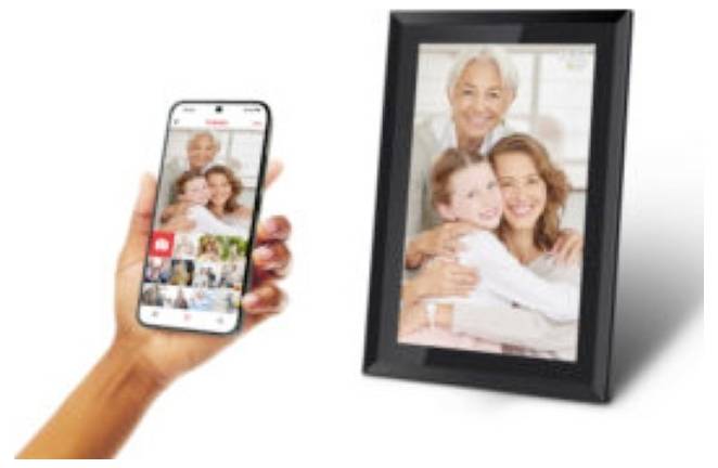 Ruka drží smartphone, na kterém je vidět videohovor/koláž fotografií, vedle digitálního fotorámečku zobrazujícího stejný portrét rodiny.