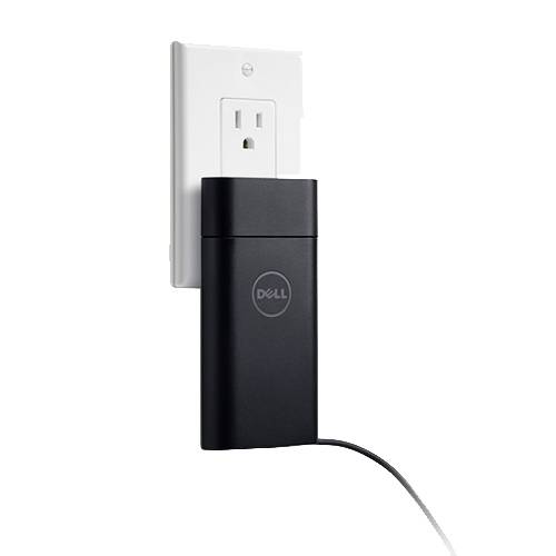 Síťový adaptér USB Dell připojený do zásuvky na stěně, s kabelem připojeným a visícím dolů.