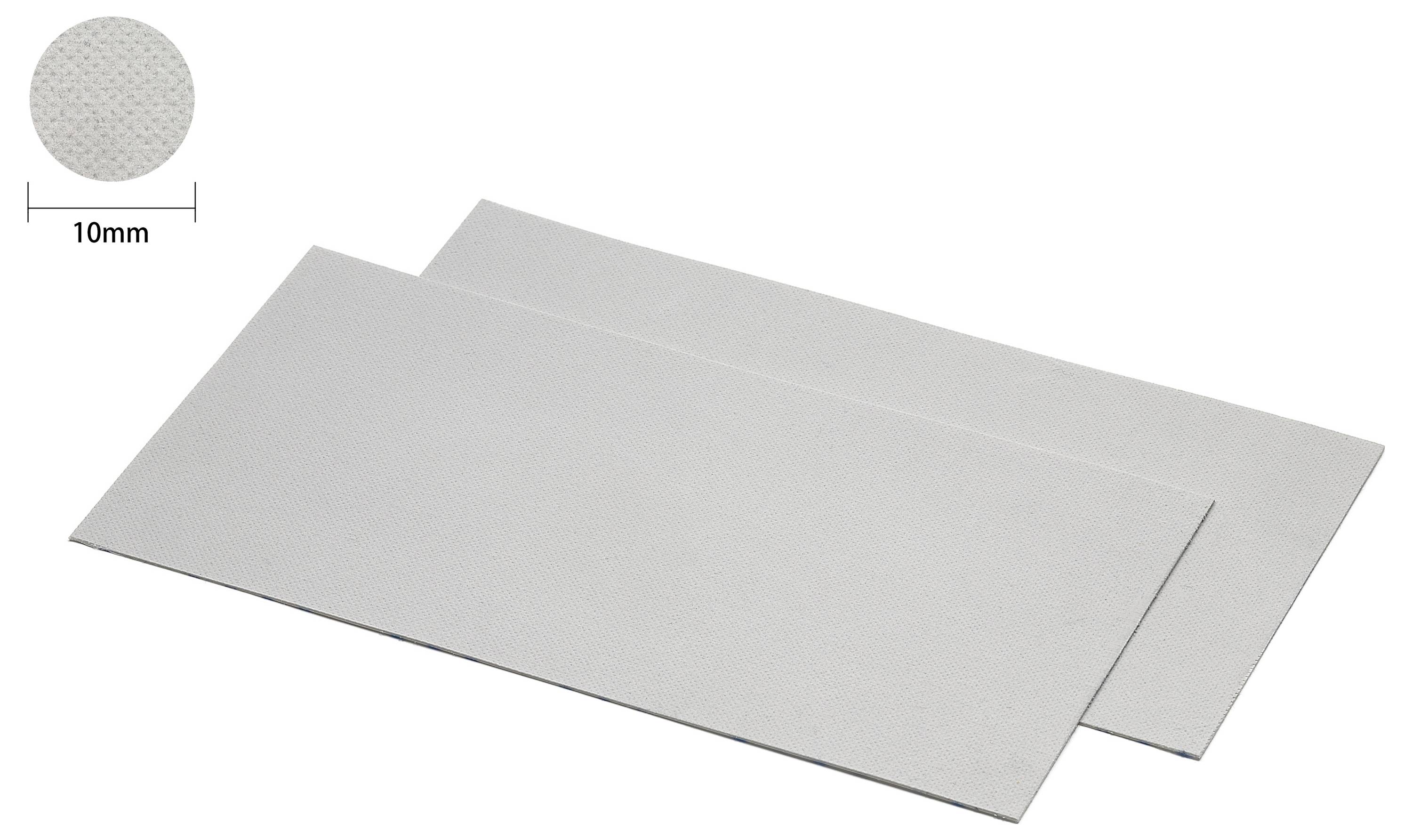 Dva se překrývající obdélníkové šedé kovové desky zobrazené na bílém pozadí s vloženou stupnicí 10 mm ukazující malý texturovaný materiál.