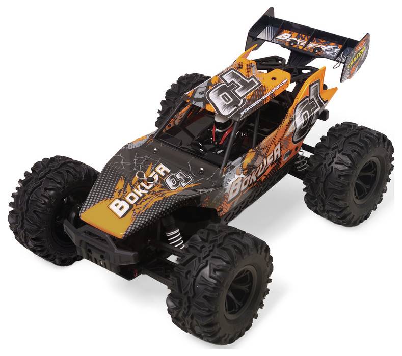 Oranžový a černý dálkově ovládaný terenní buggy s velkými drsnými pneumatikami a zadním křídlem, zobrazený na bílém pozadí.