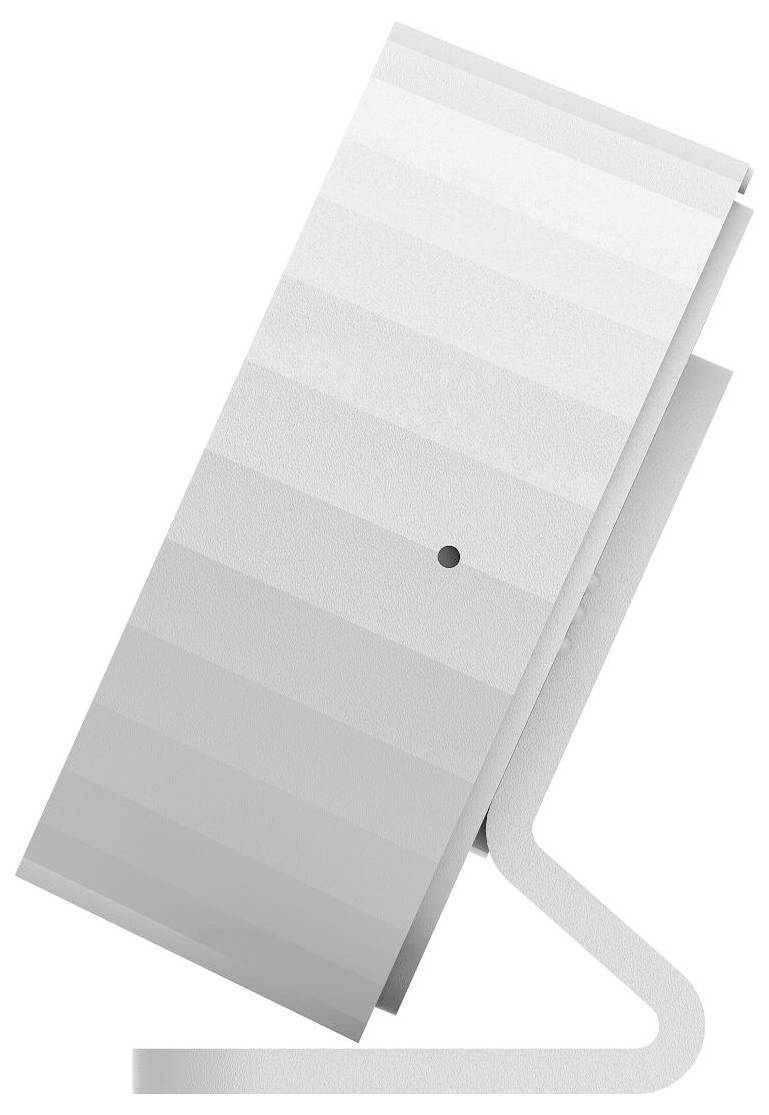 Stříbrná nastavitelná stolní lampa s obdélníkovým stínítkem a zakřiveným stojanem na bílém pozadí.