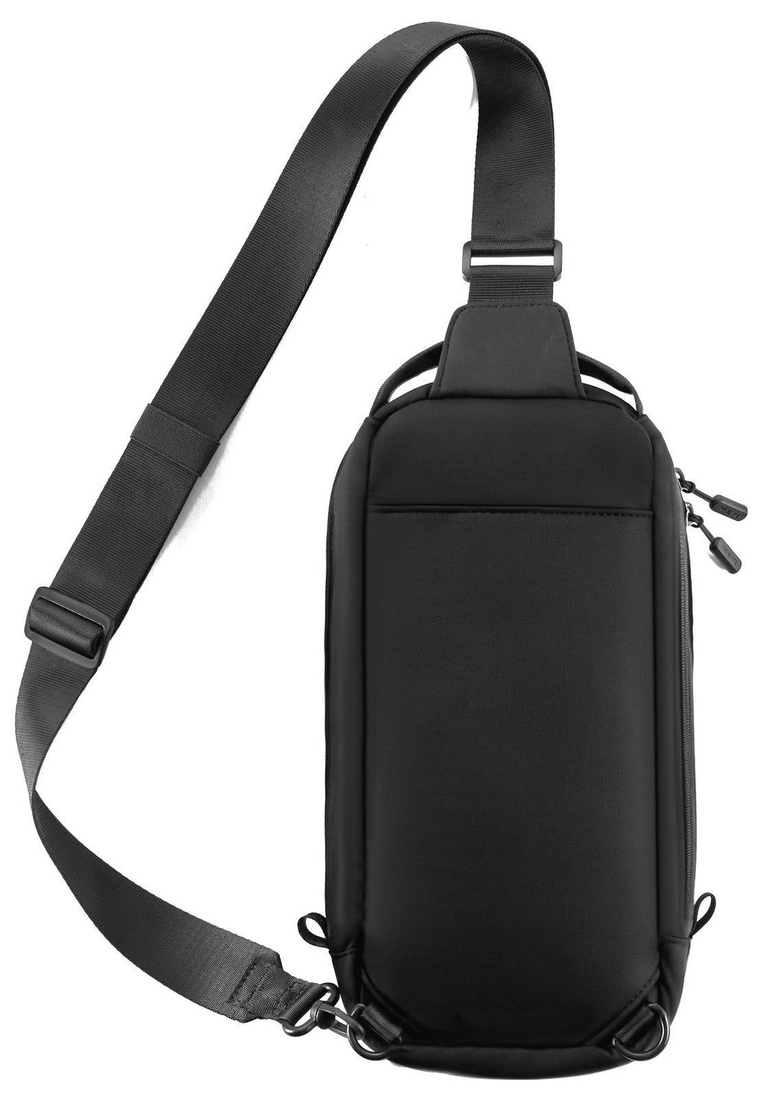 Černá crossbody taška s nastavitelným ramenním popruhem, přední zipovou kapsou a bočními zipy na bílém pozadí.