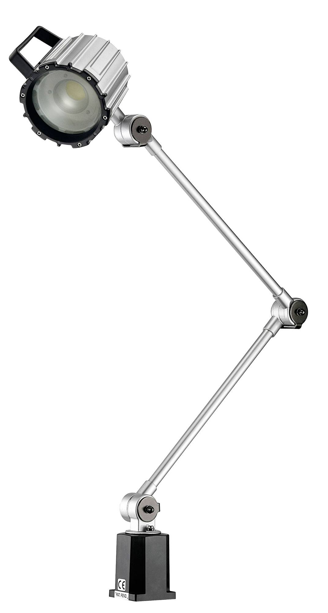 Nastavitelná kloubová pracovní lampa na černém podstavci, která je zobrazena s kovovou hlavicí lampy natáhnutou na dva kloubové ramena.
